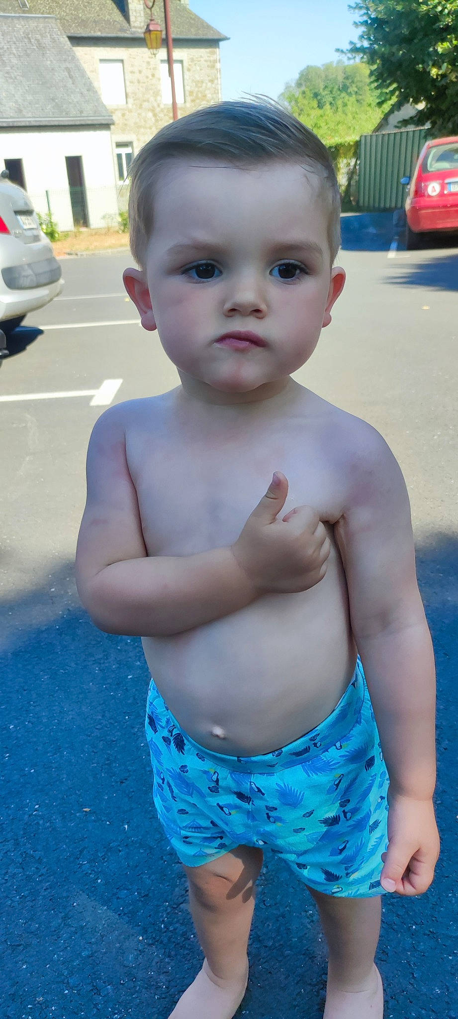 Elouen participe au concours pour gagner de l'argent avec cette photo : beauty, blue, cheek, chest, child, facial_expression, hairstyle, head, lip, organ, person, photograph, red, skin, snapshot, standing, summer, toddler, trunk, water