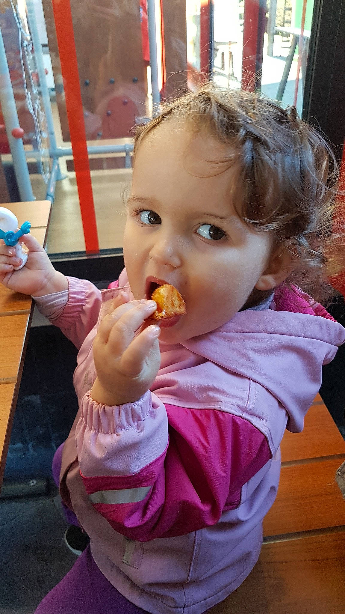 Lola a rejoint le concours — aidez-le/la à gagner de superbes lots ! child, eating, food, fun, girl, infant, person, skin, toddler