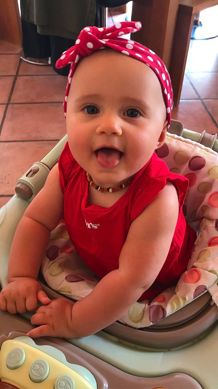 Ella a rejoint le concours — aidez-le/la à gagner de superbes lots ! baby, baby_toddler_clothing, cap, cheek, coffee_cup, cool, cup, facial_expression, finger, fun, hairstyle, happy, lip, mouth, organ, person, pink, skin, smile, tableware