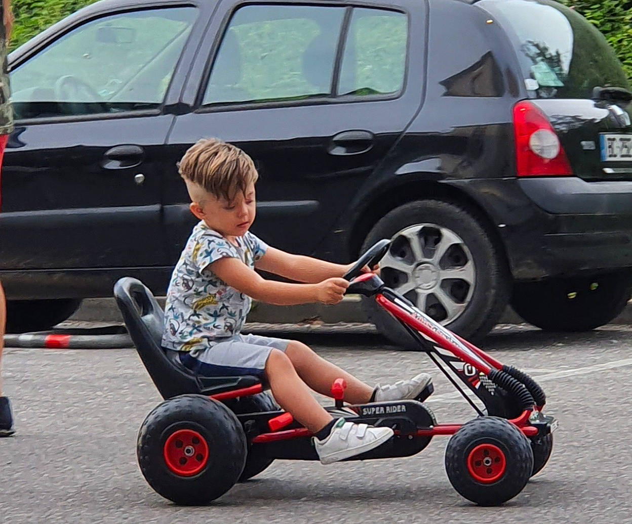 Arslan participe au concours pour gagner de l'argent avec cette photo : auto_part, automotive_design, automotive_wheel_system, car, child, city_car, compact_car, driving, hatchback, land_vehicle, mode_of_transport, motor_vehicle, person, product, subcompact_car, vehicle, wheel