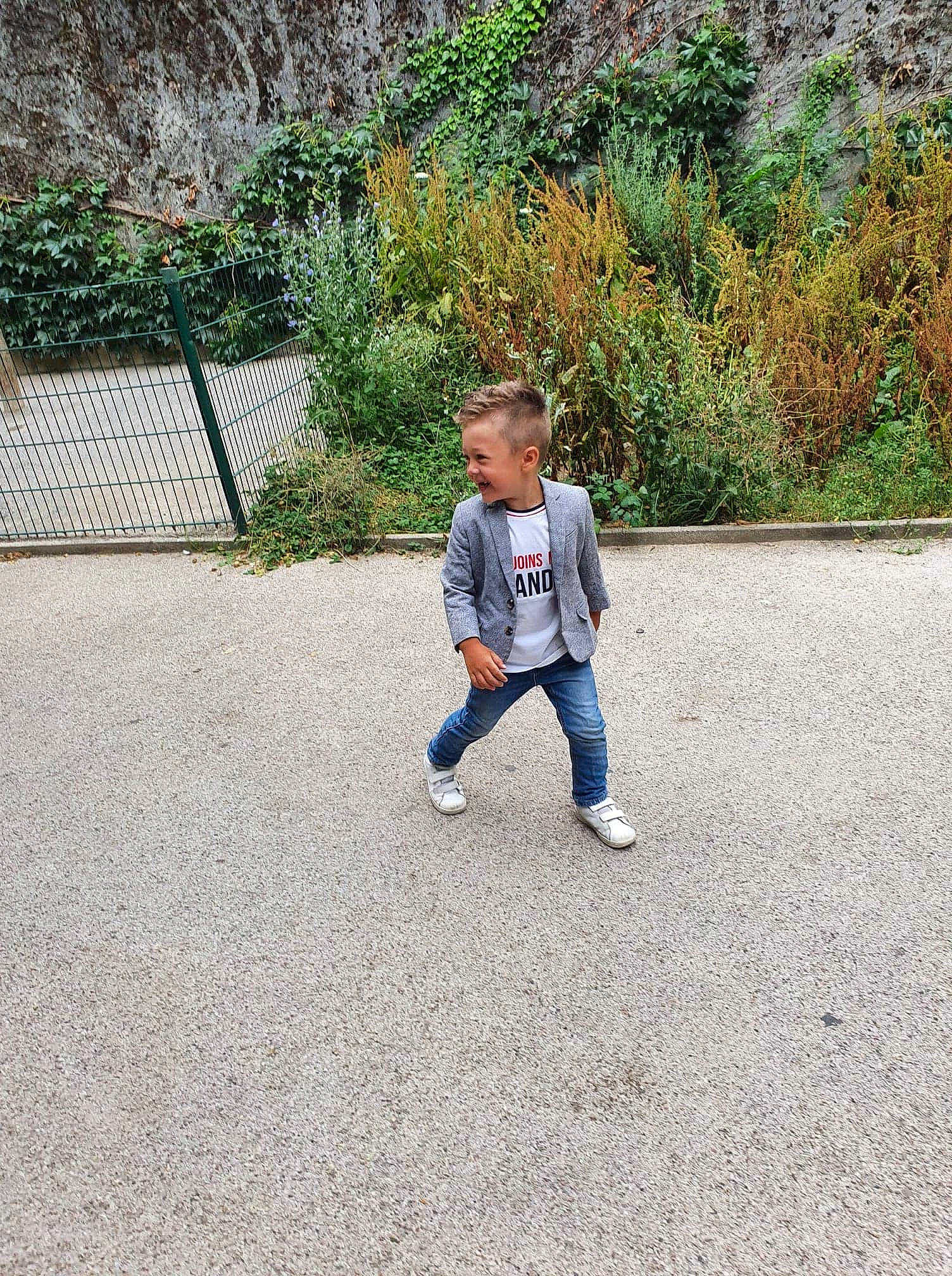Arslan a rejoint le concours — aidez-le/la à gagner de superbes lots ! asphalt, child, denim, footwear, jeans, joy, leaf, leisure, mountain, people, person, photography, plant, play, recreation, running, shoe, summer, toddler, tree