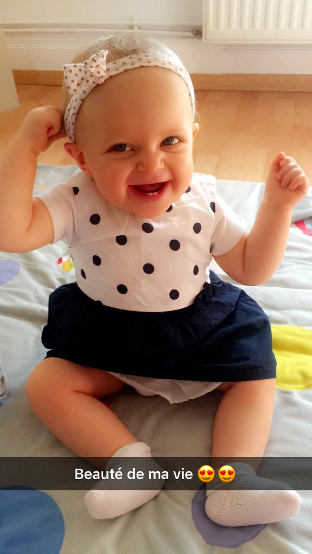 Ambre participe au concours pour gagner de l'argent avec cette photo : child, clothing, human_positions, infant, pattern, person, play, product, skin, toddler, toy