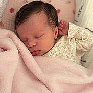Esmée participe au concours pour gagner de l'argent avec cette photo : newborn, baby, sleeping, blanket, pink, pajamas, infant, face, peaceful, soft, cute, child, rest, cozy, portrait, indoors, skin, head, hand, sleep