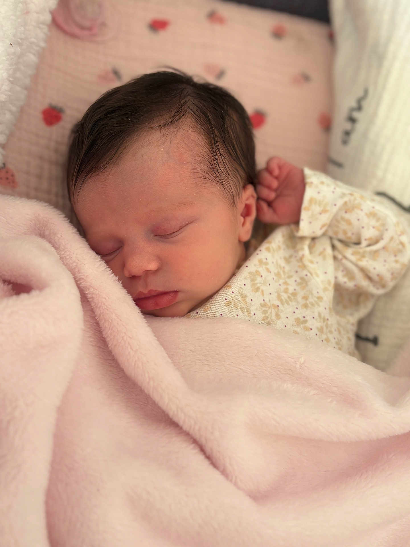 Esmée participe au concours pour gagner de l'argent avec cette photo : newborn, baby, sleeping, blanket, pink, pajamas, infant, face, peaceful, soft, cute, child, rest, cozy, portrait, indoors, skin, head, hand, sleep