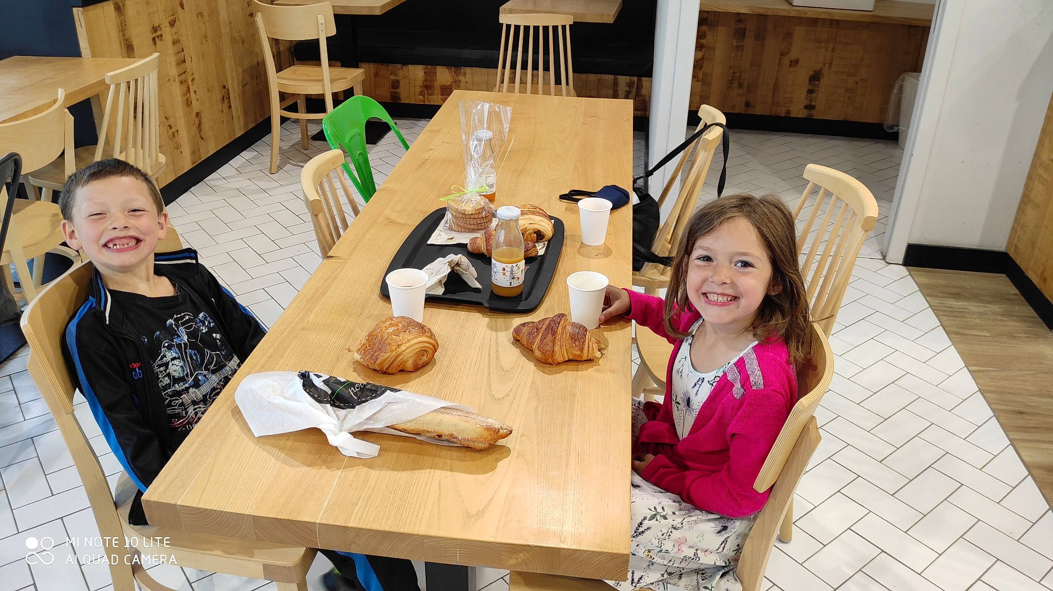 Evana participe au concours pour gagner de l'argent avec cette photo : chair, child, desk, event, flooring, furniture, hardwood, house, joy, kitchen_dining_room_table, leisure, person, plate, room, sitting, smile, table, tableware, toddler, vegetable