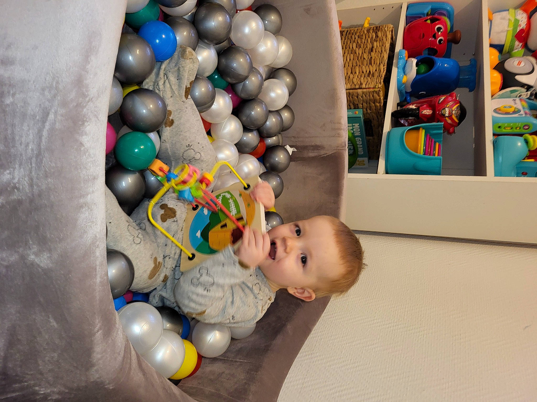 Nino participe au concours pour gagner de l'argent avec cette photo : art, baby, baby_products, baby_toddler_clothing, baby_toys, child, comfort, fun, happy, leisure, person, picture_frame, plastic, play, room, sitting, toddler, toy, visual_arts, wood