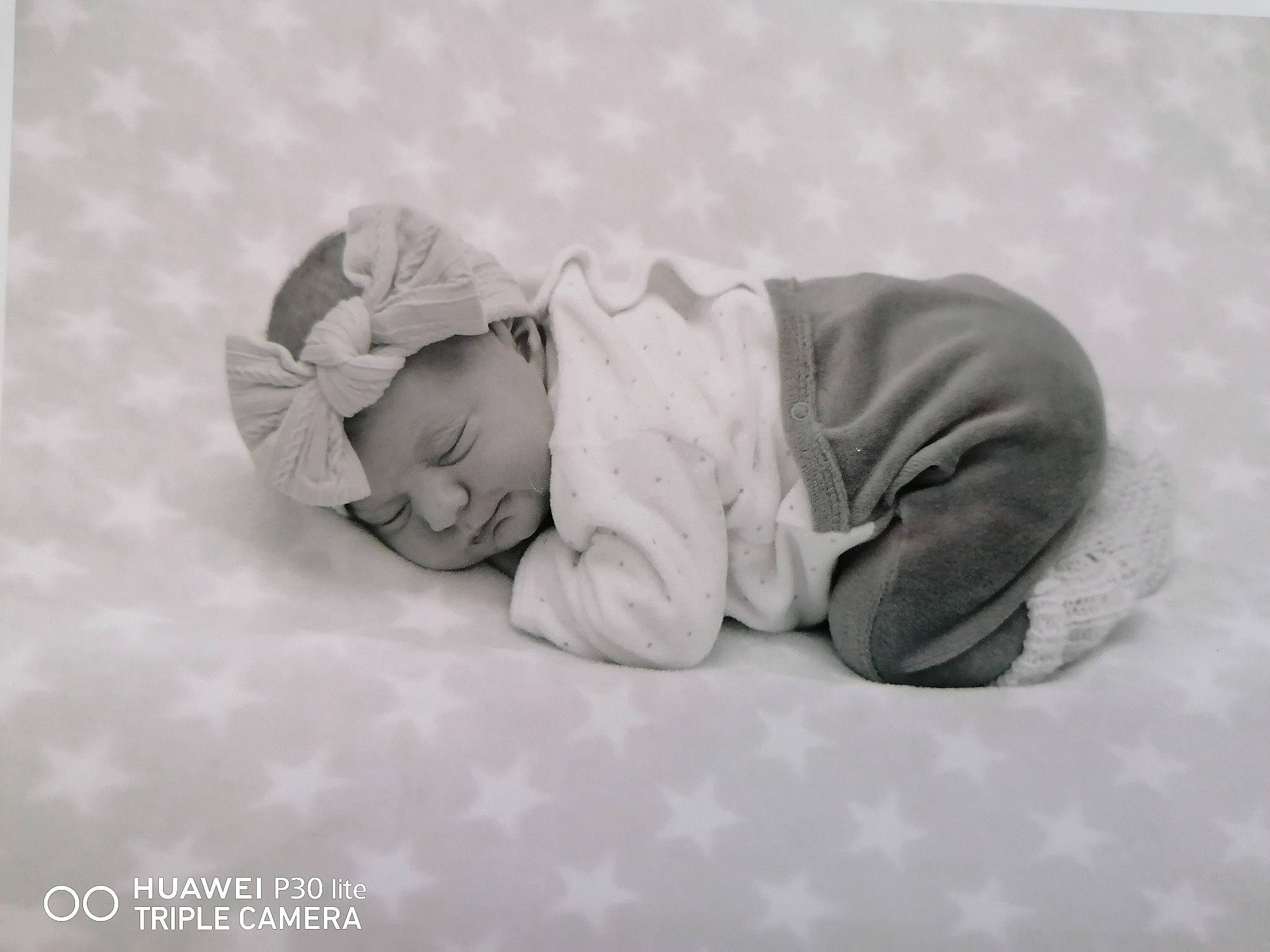 Tayssa a rejoint le concours — aidez-le/la à gagner de superbes lots ! baby, baby_sleeping, black_and_white, child, headwear, person, photograph, photography, portrait_photography, stock_photography, toddler, white