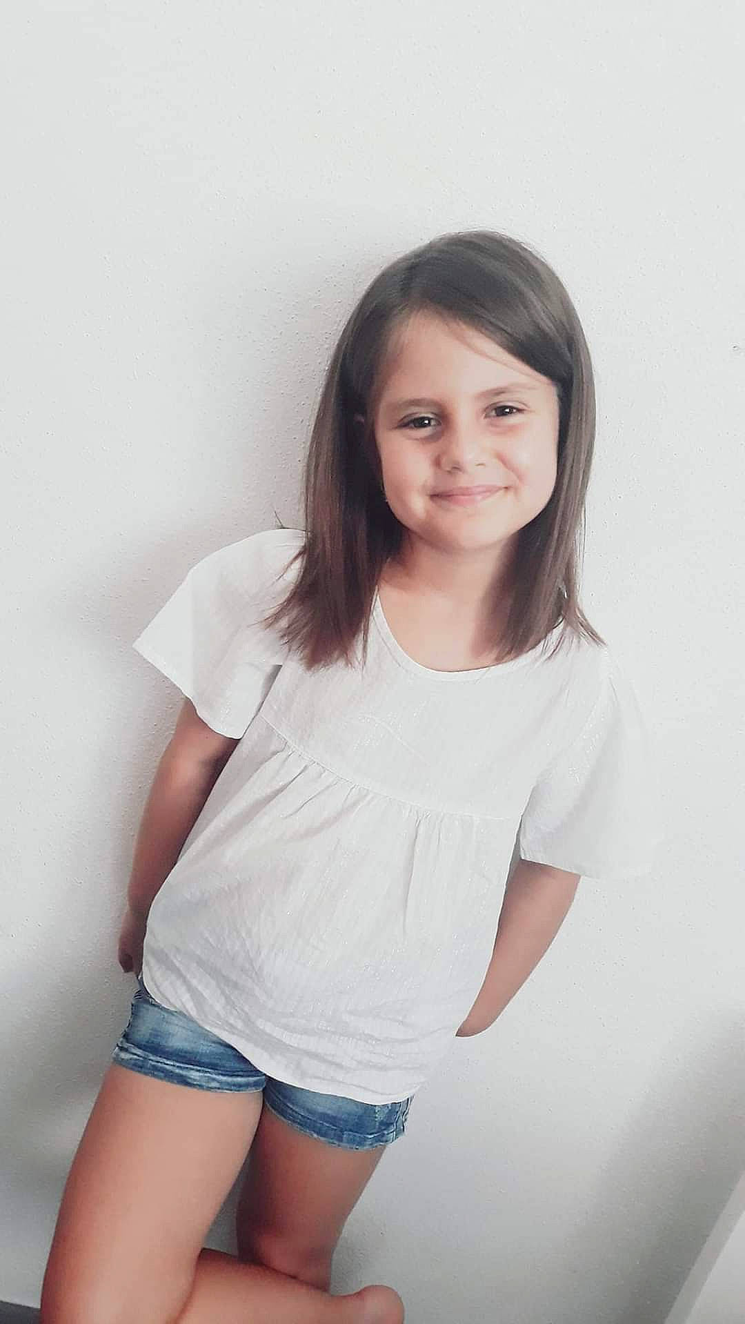 Lahna a rejoint le concours — aidez-le/la à gagner de superbes lots ! arm, beauty, face, hair, hairstyle, joint, joy, leg, long_hair, model, neck, person, photo_shoot, photography, shoulder, skin, sleeve, smile, t_shirt, thigh