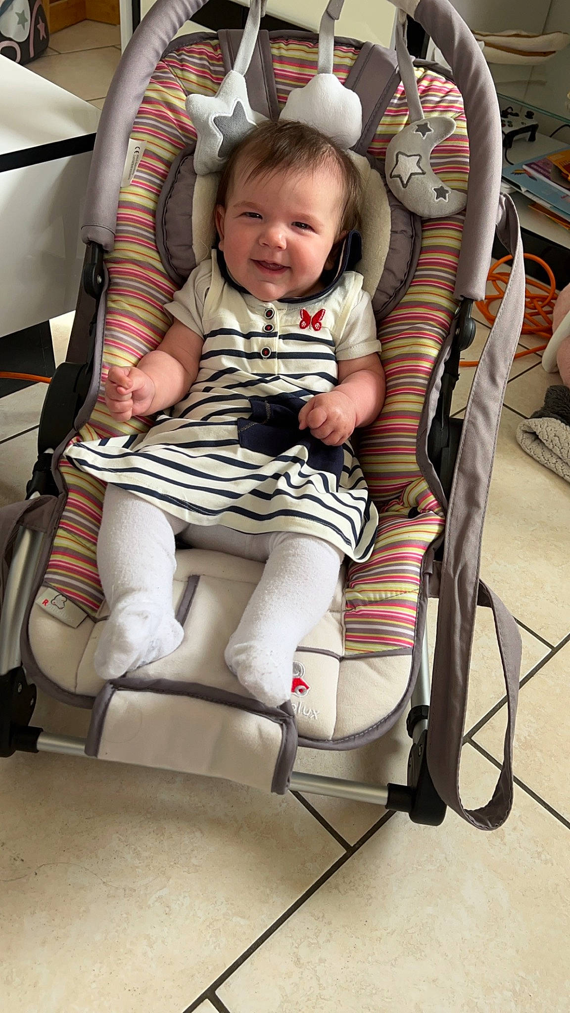 Mia participe au concours pour gagner de l'argent avec cette photo : auto_part, baby, baby_carriage, baby_products, baby_toddler_clothing, car_seat, chair, child, comfort, fun, happy, human_leg, joy, knee, lap, motor_vehicle, person, sitting, skin, smile