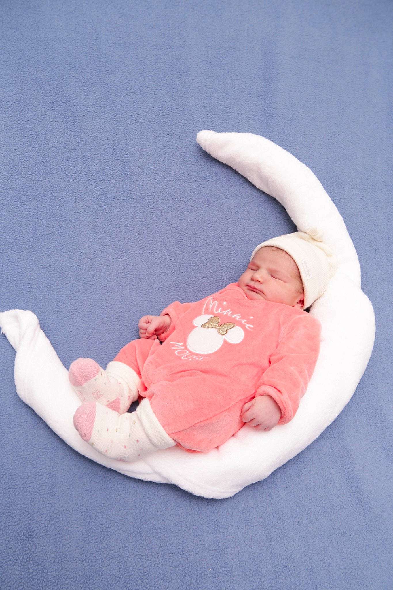 Mia a rejoint le concours — aidez-le/la à gagner de superbes lots ! baby, baby_products, baby_sleeping, baby_toddler_clothing, barefoot, child, circle, comfort, face, foot, headwear, linens, person, sitting, toddler