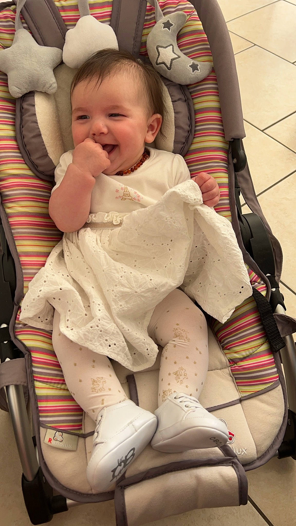 Mia participe au concours pour gagner de l'argent avec cette photo : baby, baby_carriage, baby_safety, baby_toddler_clothing, beauty, cheek, child, comfort, eye, head, human, knee, organ, people, person, photograph, product, skin, smile, toddler