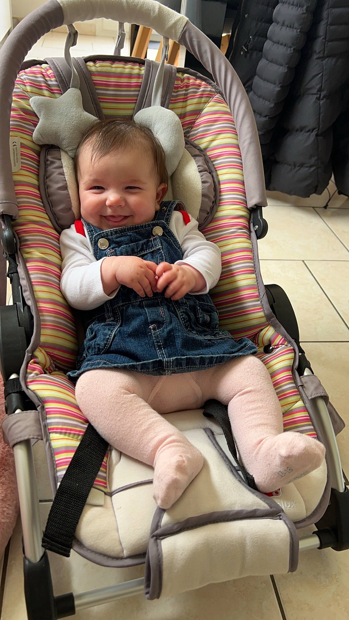 Mia a rejoint le concours — aidez-le/la à gagner de superbes lots ! baby, baby_carriage, baby_products, baby_toddler_clothing, car_seat, comfort, finger, human_leg, joy, knee, lap, leg, person, seat_belt, shorts, skin, smile, steering_wheel, thigh, tire