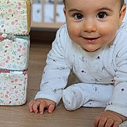 Albane participe au concours pour gagner de l'argent avec cette photo : baby, crawling, pajamas, floor, pacifier, toys, blocks, soft_toys, crib, wooden_floor, smiling, child, indoor, cute, face, hand, infant, home, comfort, playtime