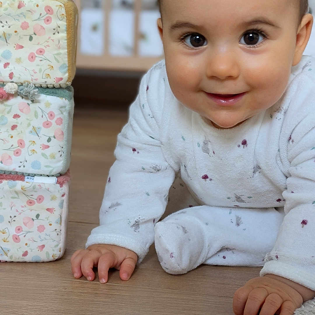 Albane participe au concours pour gagner de l'argent avec cette photo : baby, blocks, child, comfort, crawling, crib, cute, face, floor, hand, home, indoor, infant, pacifier, pajamas, playtime, smiling, soft_toys, toys, wooden_floor