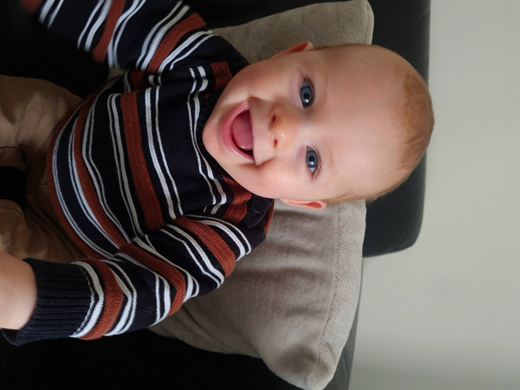 Thao participe au concours pour gagner de l'argent avec cette photo : arm, baby, baby_laughing, baby_toddler_clothing, cheek, child, collar, comfort, elbow, eye, finger, happy, iris, lip, nose, person, sitting, skin, sleeve, smile