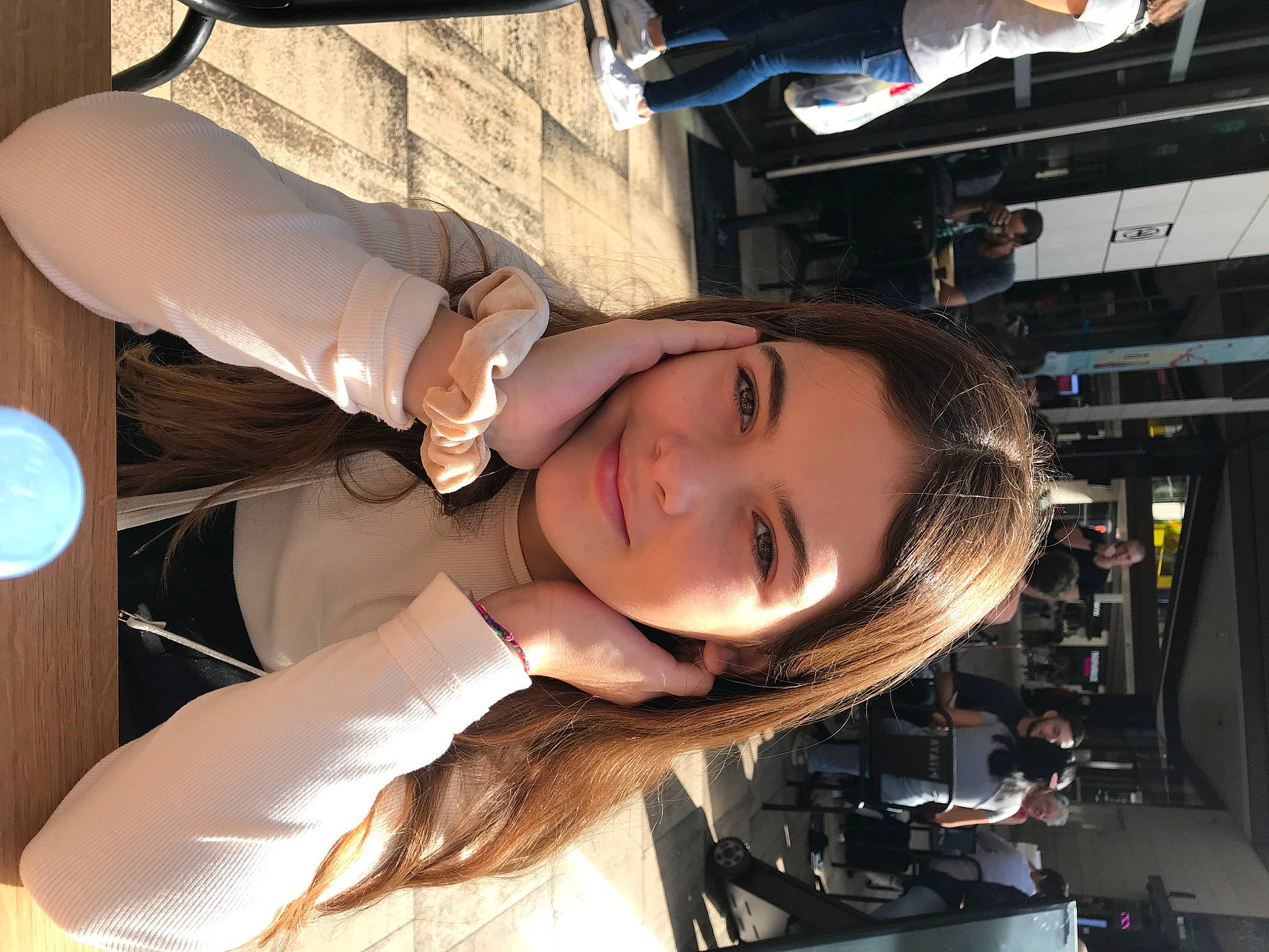 Elena participe au concours pour gagner de l'argent avec cette photo : audio_equipment, bangs, elbow, eyelash, eyewear, flash_photography, fun, happy, human_leg, jaw, joy, machine, mouth, person, smile