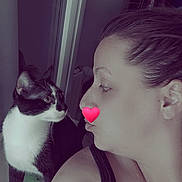 Mochi a rejoint le concours — aidez-le/la à gagner de superbes lots ! woman, cat, tattoo, face, profile, indoor, pet, black_and_white_cat, curious, close_up, pink_heart, text_overlay, shoulder, pouting, looking, human, animal, window, reflection, casual