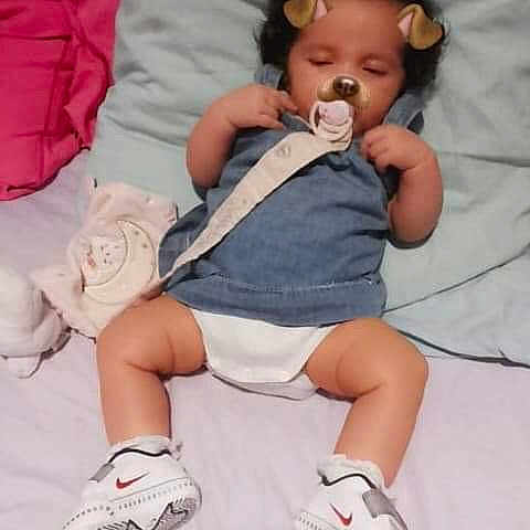 Farah a rejoint le concours — aidez-le/la à gagner de superbes lots ! arm, child, finger, footwear, girl, hand, joint, leg, person, product, shoe, thigh, toddler