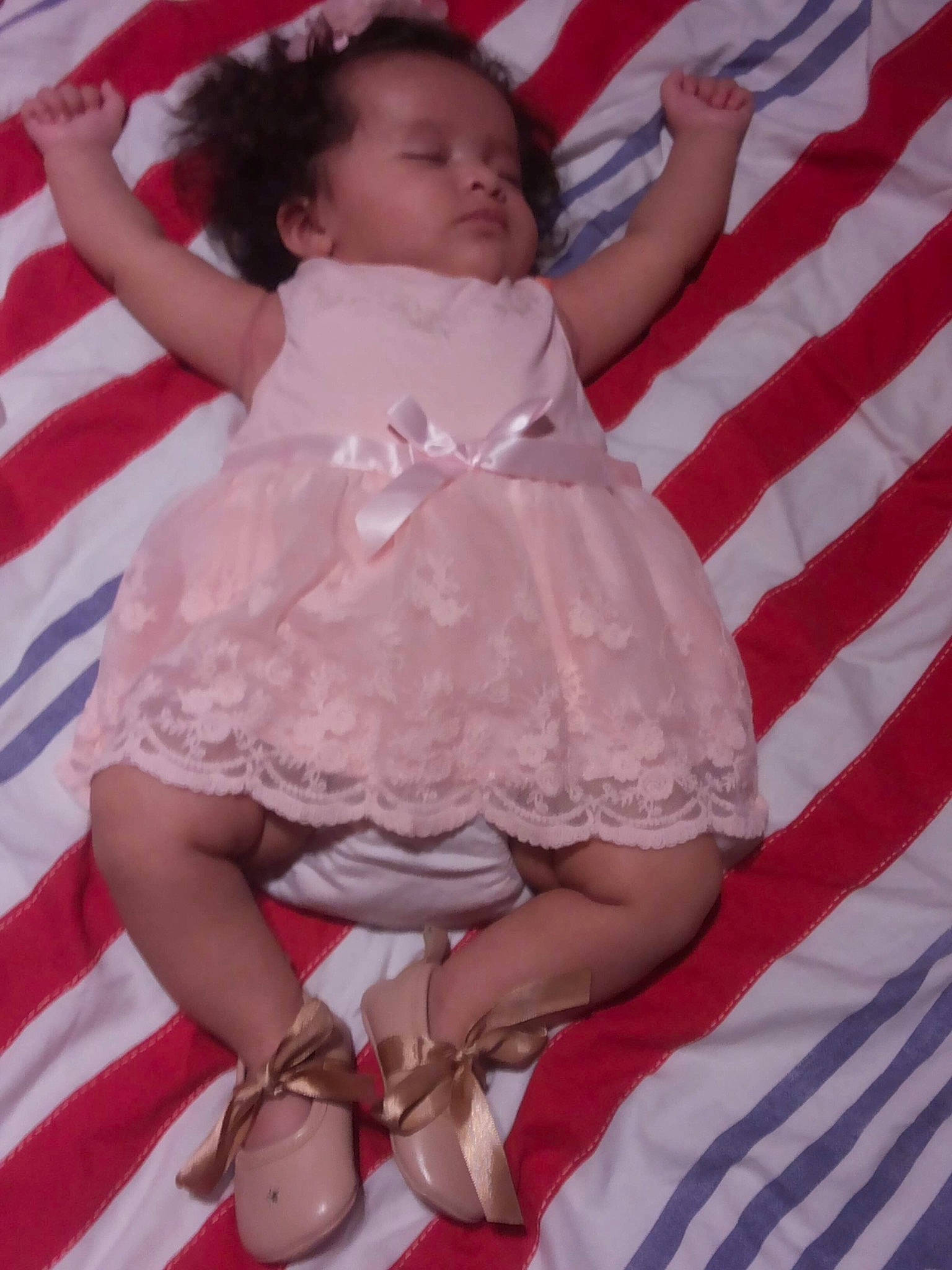 Farah participe au concours pour gagner de l'argent avec cette photo : abdomen, child, finger, girl, hand, infant, leg, person, pink, product, thigh, toddler, trunk