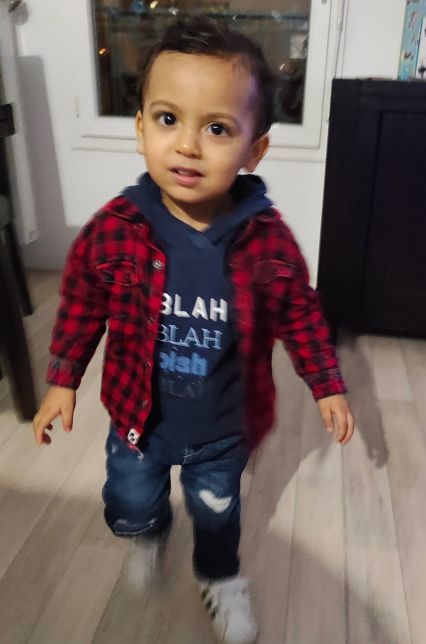 Salim a rejoint le concours — aidez-le/la à gagner de superbes lots ! baby, baby_toddler_clothing, cabinetry, child, child_model, cool, ear, floor, flooring, laminate_flooring, long_sleeved_t_shirt, person, picture_frame, plaid, pocket, sleeve, sock, standing, tartan, toddler