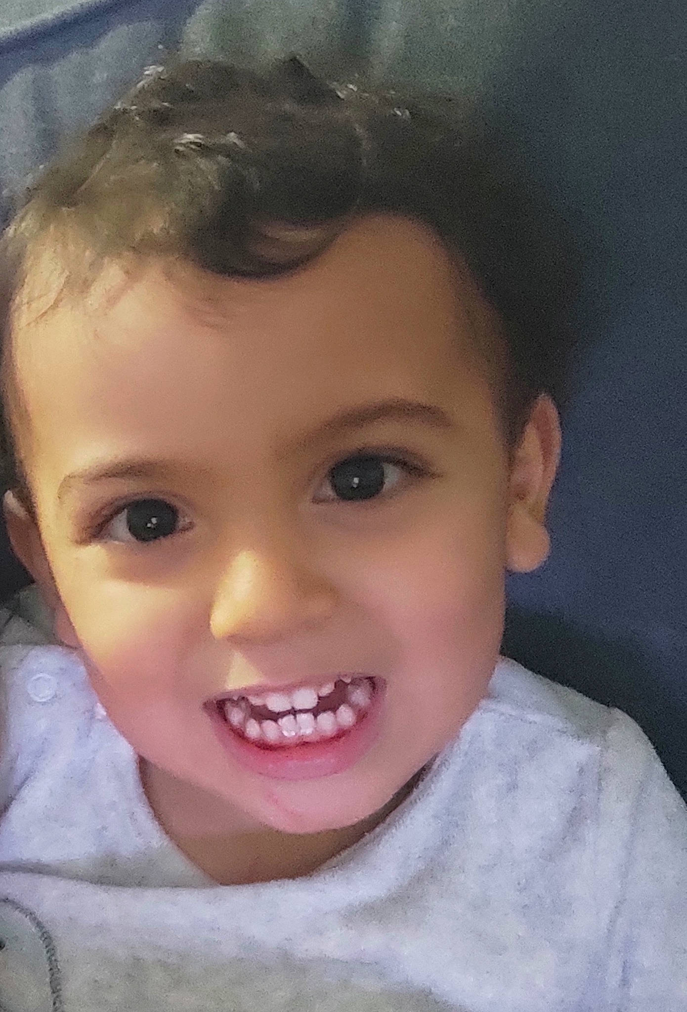 Salim participe au concours pour gagner de l'argent avec cette photo : baby_toddler_clothing, cheek, child, chin, eye, eyebrow, eyelash, facial_expression, forehead, hairstyle, happy, head, iris, jaw, joy, lip, mammal, mouth, nose, person