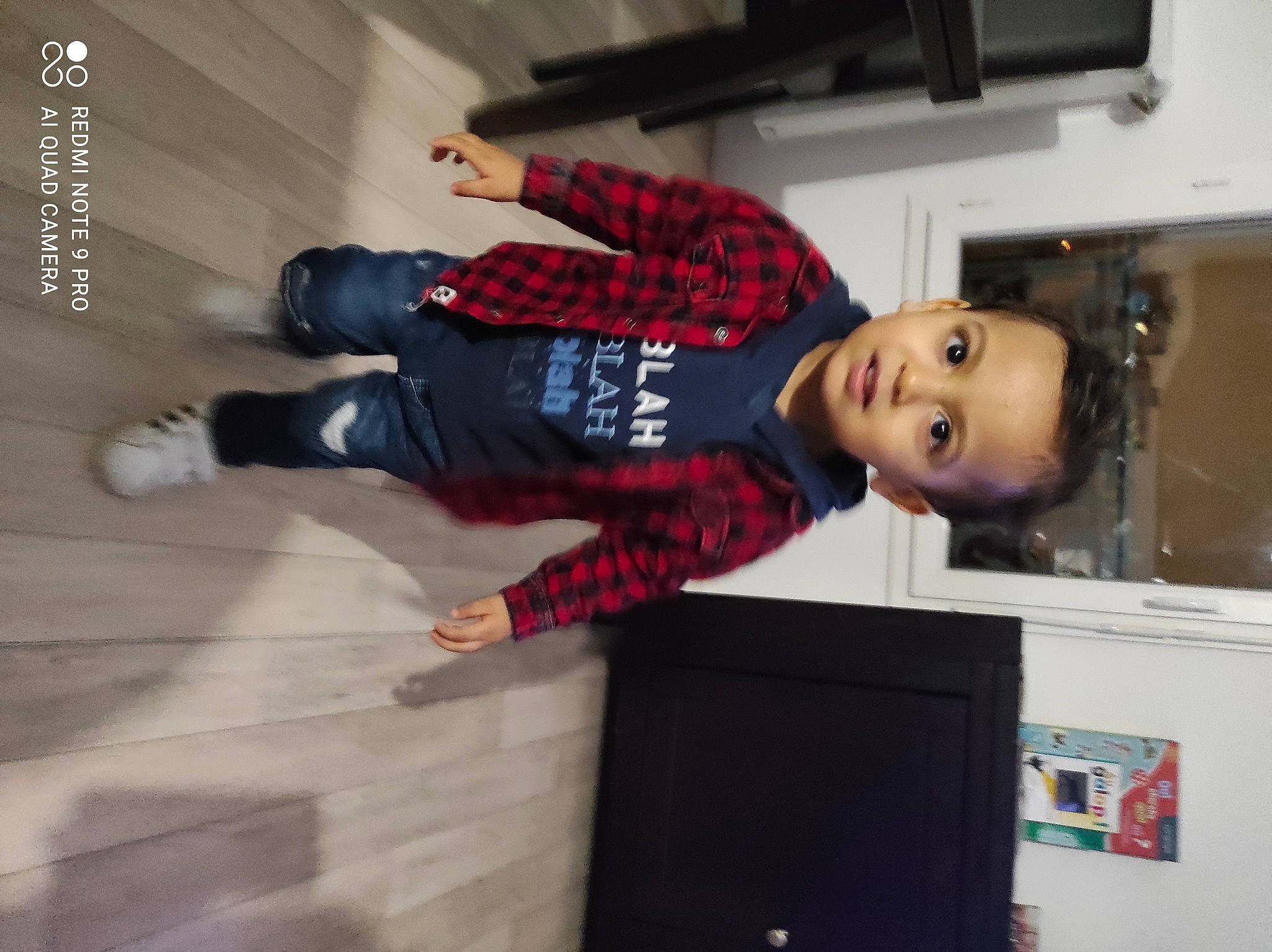 Salim participe au concours pour gagner de l'argent avec cette photo : cool, person, plaid, standing, street_fashion, walking_shoe