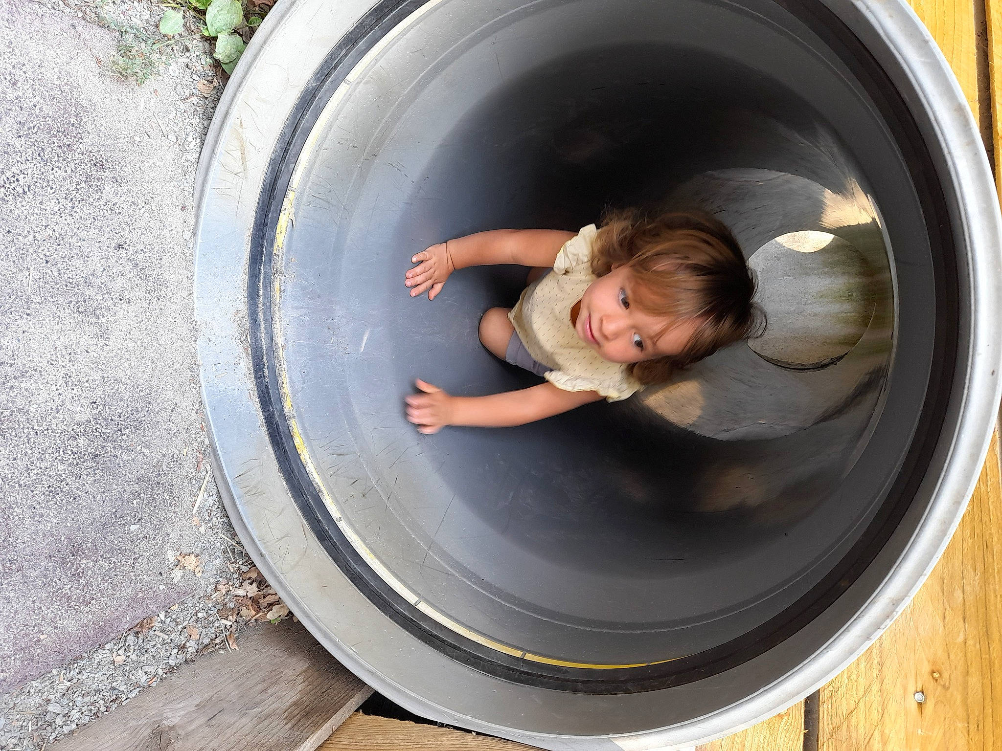 Juline participe au concours pour gagner de l'argent avec cette photo : asphalt, auto_part, automotive_tire, automotive_wheel_system, circle, concrete, flash_photography, fun, gas, hubcap, leisure, machine, metal, motor_vehicle, person, recreation, rim, synthetic_rubber, tire_care, toddler