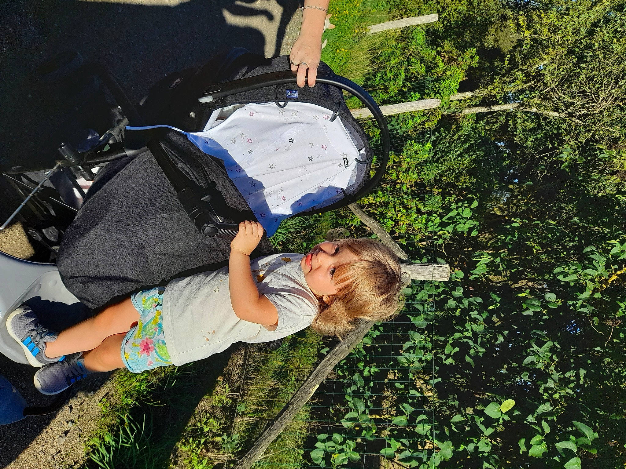 Juline a rejoint le concours — aidez-le/la à gagner de superbes lots ! adventure, backpack, bag, baggage, child, fun, grass, grassland, joy, leisure, luggage_and_bags, people_in_nature, person, plant, recreation, shoe, shorts, sitting, sneakers, toddler