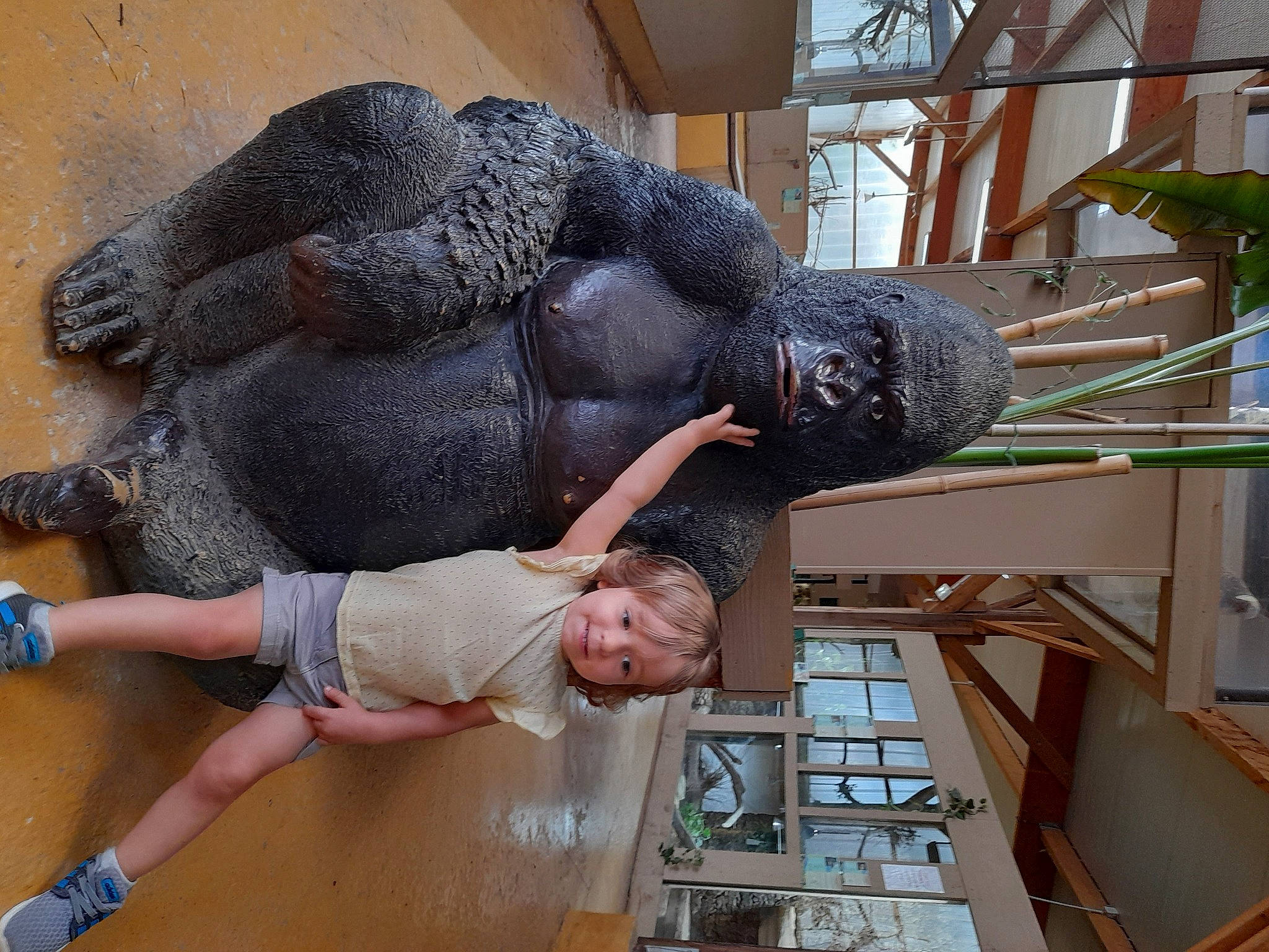 Juline participe au concours pour gagner de l'argent avec cette photo : art, flesh, foot, fun, human_leg, joy, knee, leisure, person, sandal, sculpture, shorts, smile, terrestrial_animal, thigh, tree, wood, wrist