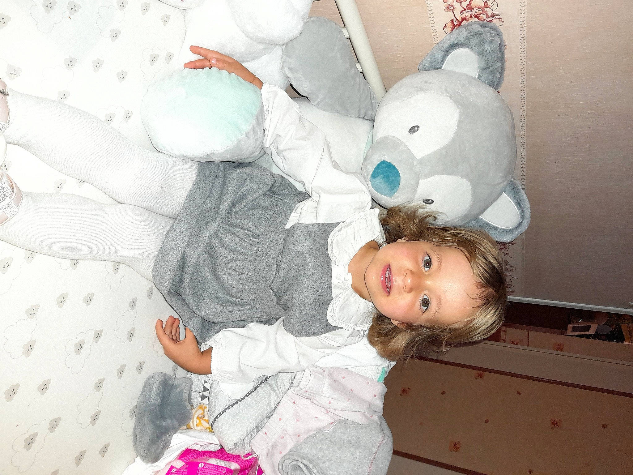 Juline participe au concours pour gagner de l'argent avec cette photo : child, comfort, fun, fur, gesture, happy, pattern, person, plush, room, smile, stuffed_toy, teddy_bear, textile, toddler, toy, white