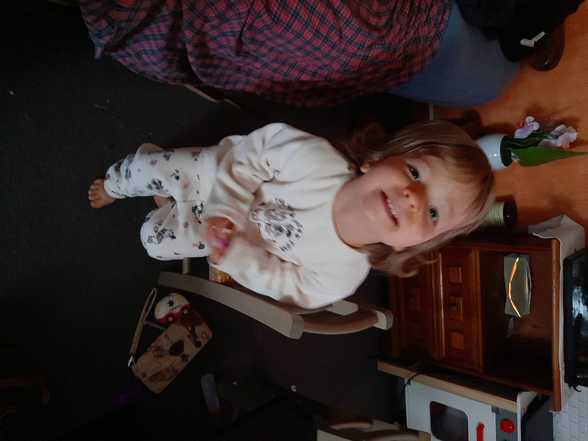 Juline a rejoint le concours — aidez-le/la à gagner de superbes lots ! baby, baby_products, baby_toddler_clothing, child, comfort, fun, joy, person, room, sitting, smile, toddler, tree, wood