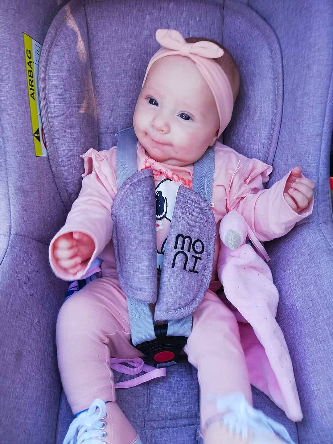 Mya a rejoint le concours — aidez-le/la à gagner de superbes lots ! baby, baby_products, baby_safety, baby_sleeping, baby_toddler_clothing, car_seat, comfort, doll, finger, gesture, happy, headwear, linens, person, pink, purple, sleeve, smile, stuffed_toy, thumb