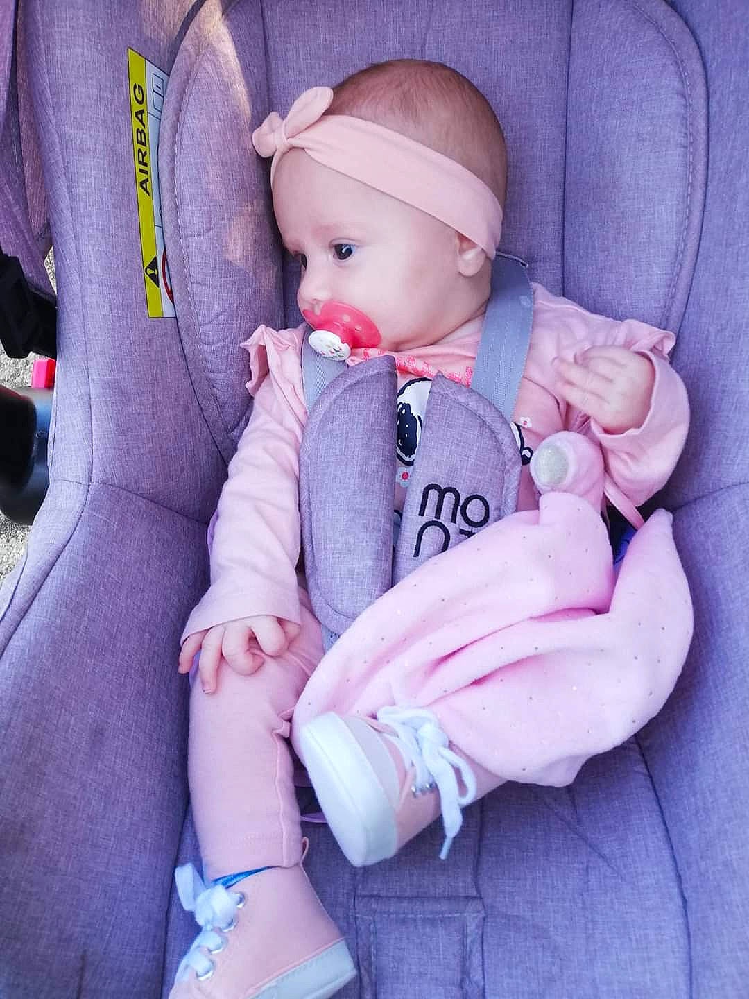Mya participe au concours pour gagner de l'argent avec cette photo : baby, baby_carriage, baby_in_car_seat, baby_safety, baby_sleeping, baby_toddler_clothing, car_seat, child, comfort, finger, gesture, hand, headwear, nail, person, pink, purple, seat_belt, skin, sleeve