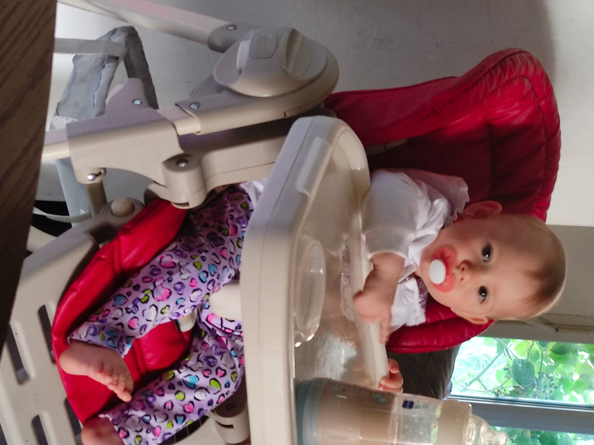 Mya participe au concours pour gagner de l'argent avec cette photo : automotive_design, baby, baby_carriage, baby_products, baby_toddler_clothing, carmine, child, comfort, fictional_character, fun, machine, magenta, mouth, person, pink, product, room, stuffed_toy, toddler, toy