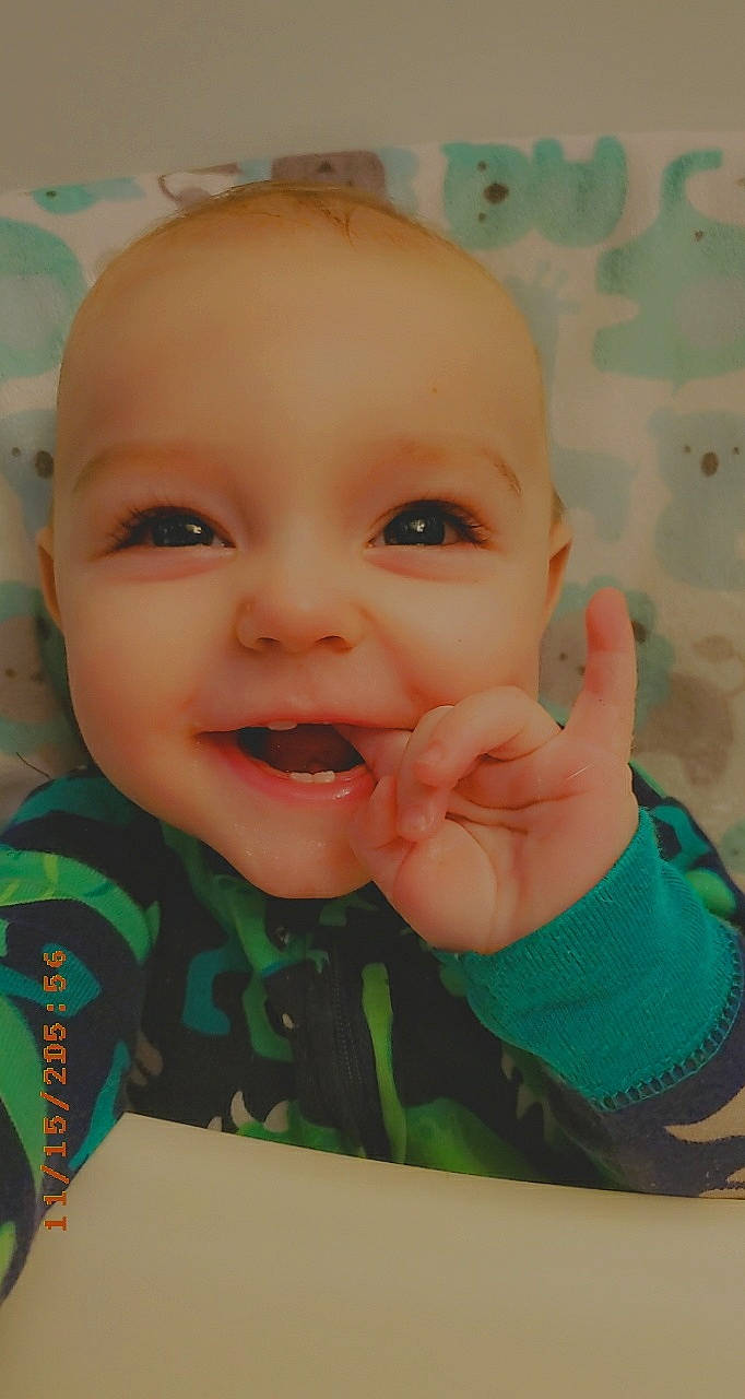 Nolan a rejoint le concours — aidez-le/la à gagner de superbes lots ! baby, baby_toddler_clothing, cheek, child, eyebrow, facial_expression, finger, forehead, iris, laugh, lip, nail, organ, person, skin, teal, thumb, toddler, tongue, tooth