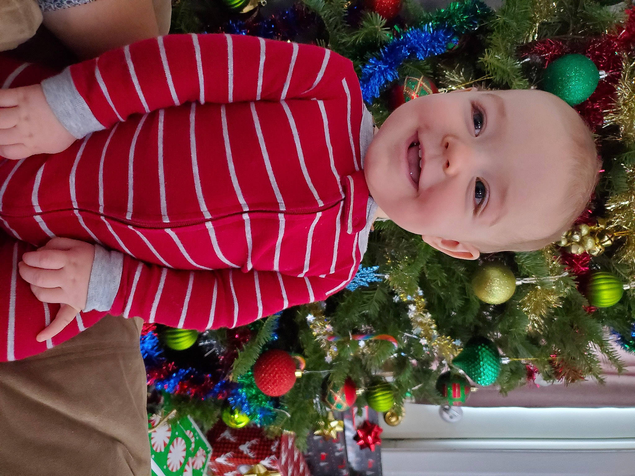 Nolan a rejoint le concours — aidez-le/la à gagner de superbes lots ! baby, bracelet, christmas, christmas_decoration, christmas_eve, christmas_ornament, christmas_tree, conifer, event, evergreen, fir, holiday, holiday_ornament, interior_design, joy, laugh, nail, ornament, person, pine_family