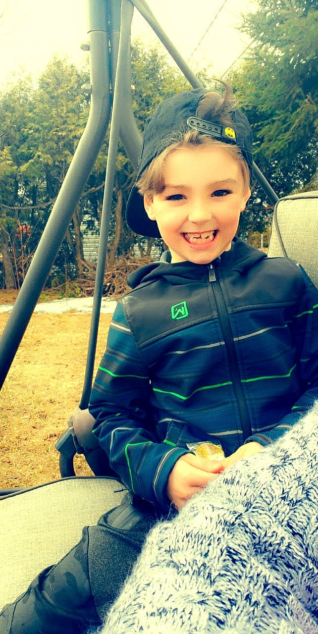 Éthan participe au concours pour gagner de l'argent avec cette photo : child_model, denim, hair_accessory, happy, headband, headpiece, jacket, joy, laugh, outdoor_play_equipment, outerwear, overall, person, playground, portrait_photography, sunlight, swing, tooth, windbreaker