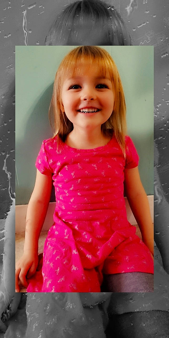 Malory a rejoint le concours — aidez-le/la à gagner de superbes lots ! baby_toddler_clothing, beauty, blond, brown_hair, child, child_model, day_dress, dress, facial_expression, hair, happy, iris, joy, laugh, magenta, mouth, one_piece_garment, person, pink, portrait_photography