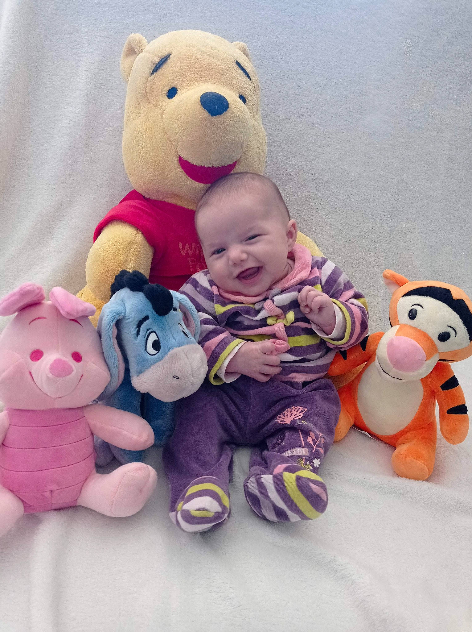 Mia a rejoint le concours — aidez-le/la à gagner de superbes lots ! baby, baby_toddler_clothing, baby_toys, comfort, facial_expression, finger, happy, mammal, person, pink, playing_with_kids, product, purple, skin, smile, stuffed_toy, teddy_bear, textile, toddler, toy