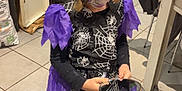 Lou participe au concours pour gagner de l'argent avec cette photo : child, costume, halloween, face_paint, purple, black, spiderweb, crown, mirror, indoor, kitchen, tiles, jeans, shoes, long_sleeves, open_oven, household, curly_hair, standing, looking_down