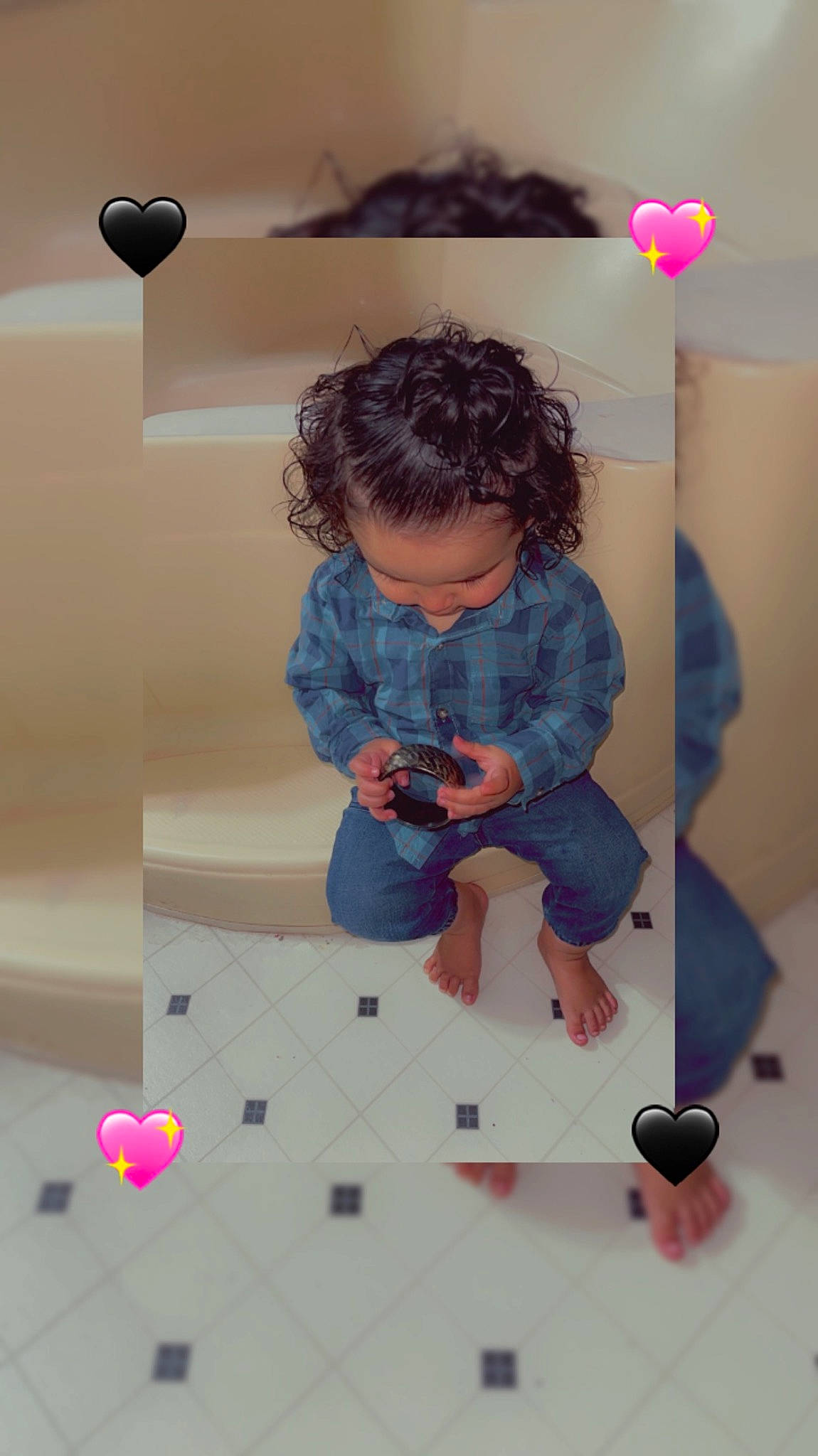 Elias is registered to the contest to win money with this photo: art, baby_toddler_clothing, child, circle, design, flooring, fun, happy, light, magenta, material_property, pattern, person, photograph, pink, recreation, sleeve, t_shirt, toddler, wall