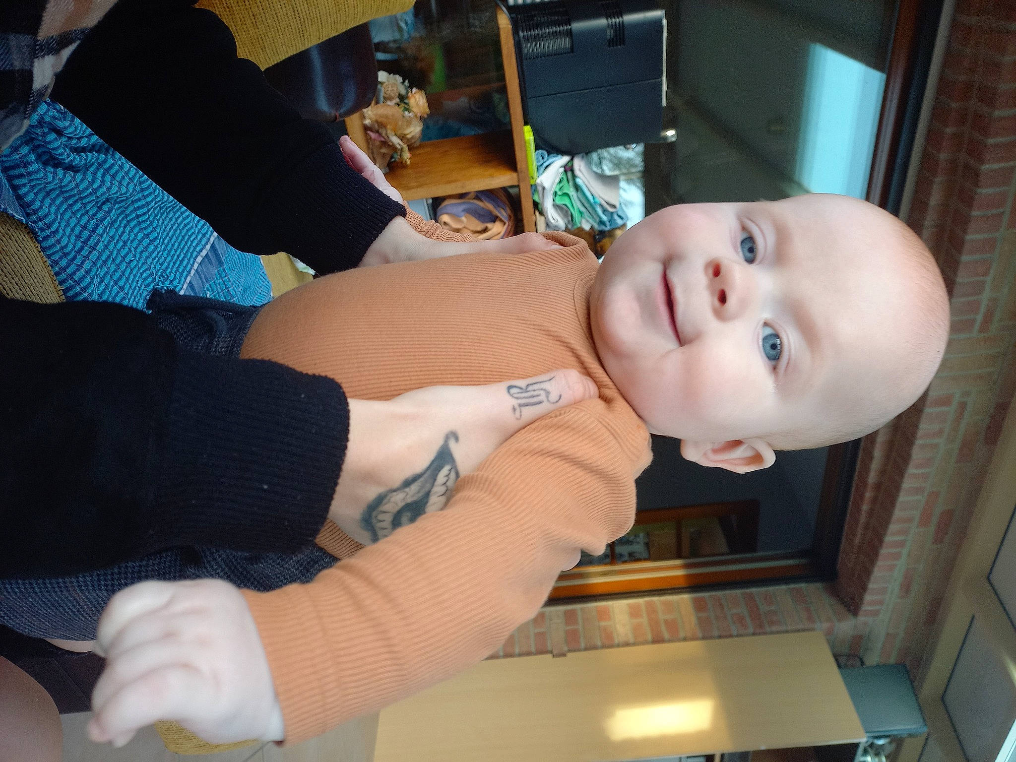 Louis participe au concours pour gagner de l'argent avec cette photo : abdomen, baby, cheek, chest, comfort, elbow, eyebrow, eyelash, finger, fun, gesture, joint, knee, mouth, person, smile, thigh, thumb, toddler, trunk