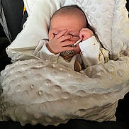 Rayan a rejoint le concours — aidez-le/la à gagner de superbes lots ! baby, blanket, pacifier, infant, sleeping, hand, cozy, soft, white, wrapped, cute, child, newborn, car_seat, clothing, relaxed, face, comfort, rest, tiny