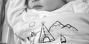 Seven a rejoint le concours — aidez-le/la à gagner de superbes lots ! animal, baby, blanket, closeup, clothing, cozy, doodle, drawing, hat, indoors, infant, monochrome, mountain, peaceful, portrait, sleeping, soft_light, sun, teepee, wrapped