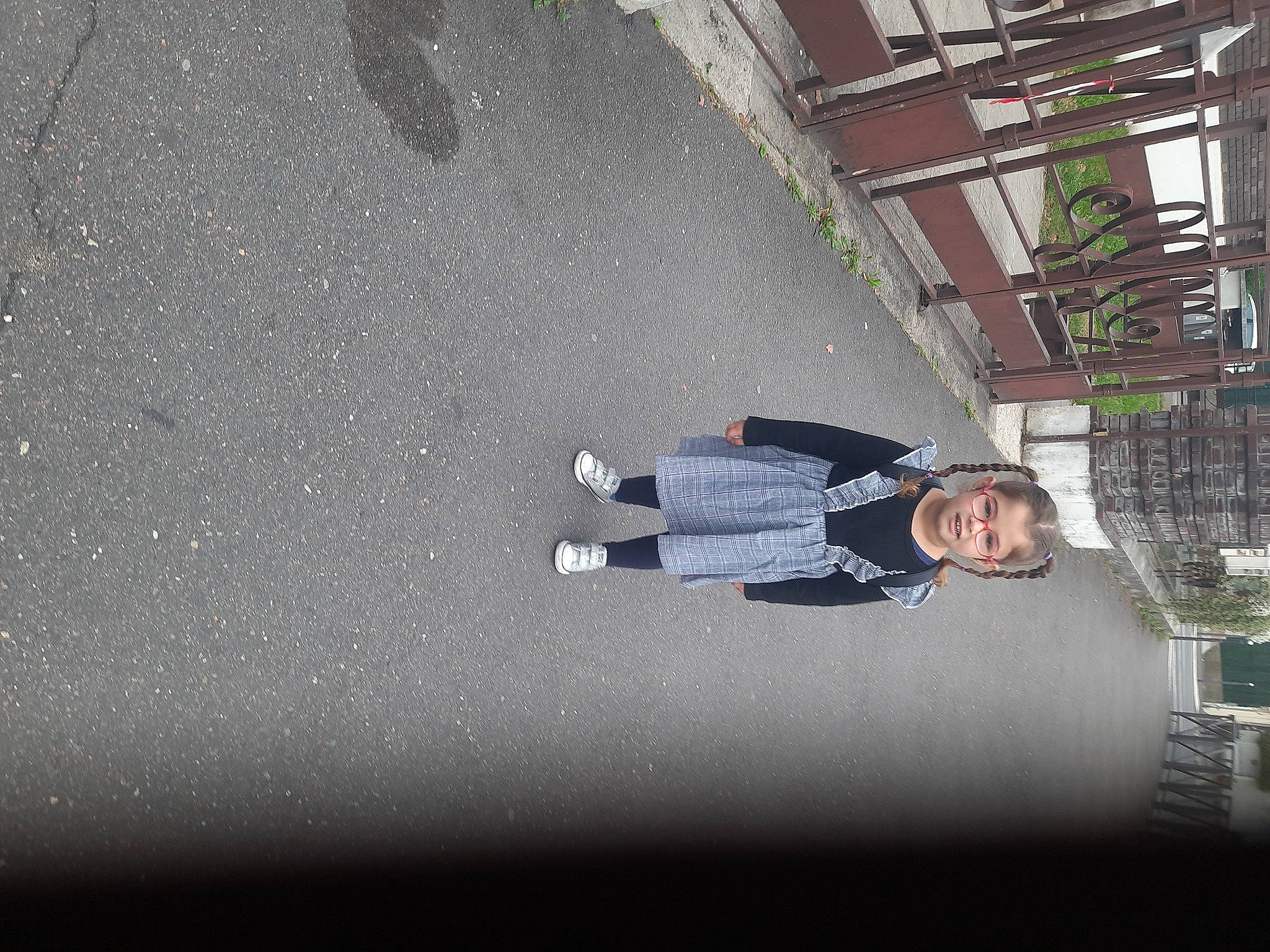 Taïs participe au concours pour gagner de l'argent avec cette photo : asphalt, city, concrete, flash_photography, flooring, fun, human_leg, pedestrian, person, plant, road, road_surface, shadow, sitting, street, tints_and_shades, walking_shoe