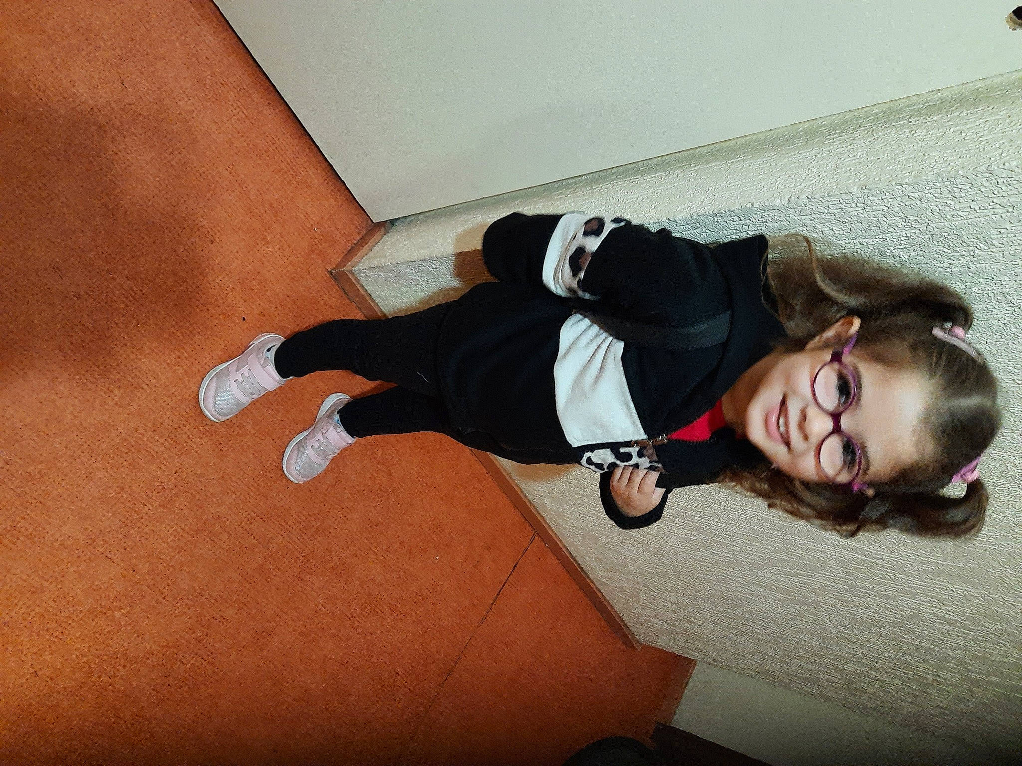 Taïs a rejoint le concours — aidez-le/la à gagner de superbes lots ! comfort, elbow, eyewear, flash_photography, floor, flooring, foot, fun, happy, hardwood, human_leg, joy, knee, person, room, shadow, shoulder, sitting, smile, thigh