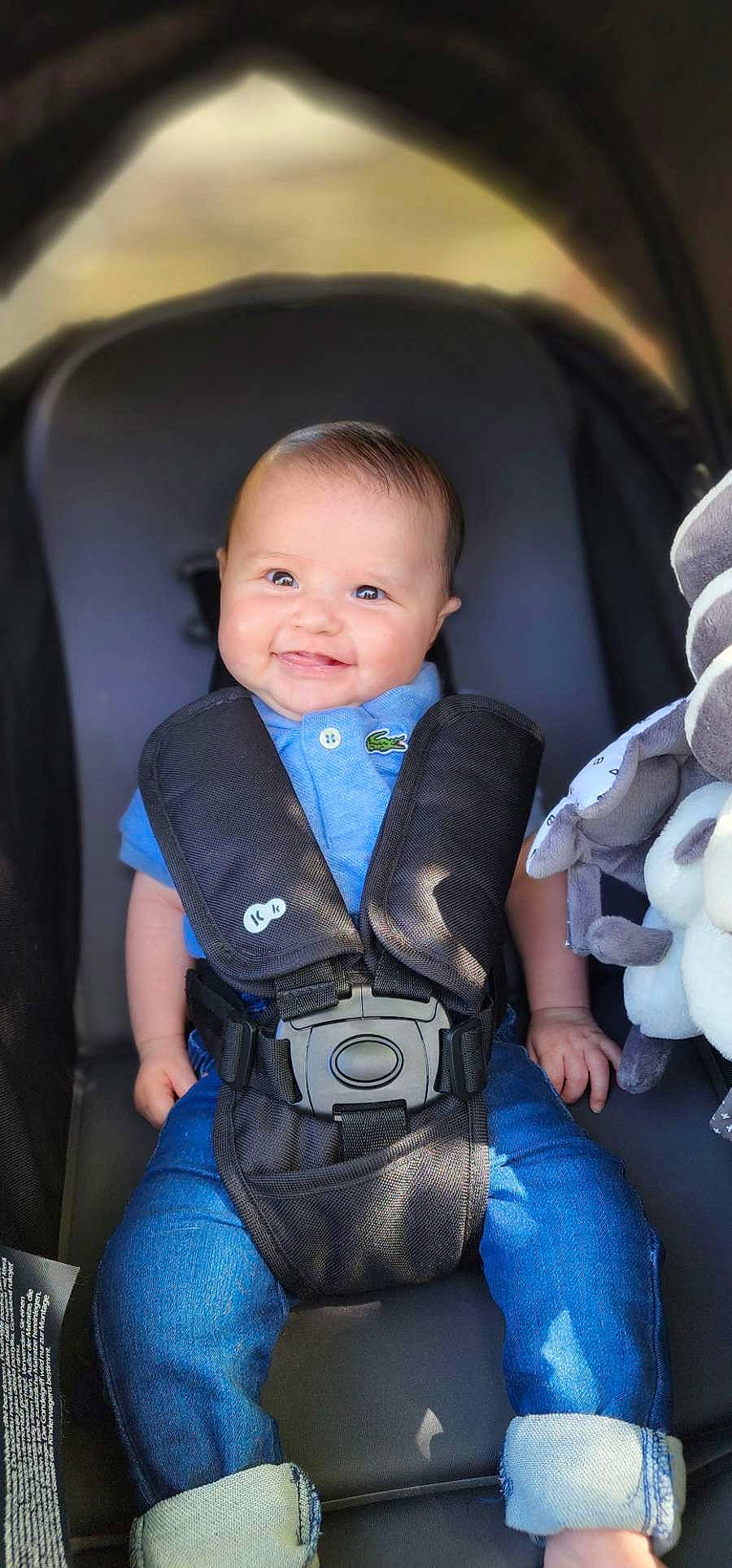 Rosélia participe au concours pour gagner de l'argent avec cette photo : auto_part, automotive_design, baby, baby_carriage, baby_products, baby_toddler_clothing, car_seat, car_seat_cover, child, comfort, electric_blue, family_car, flash_photography, fun, iris, joy, person, seat_belt, sitting, skin