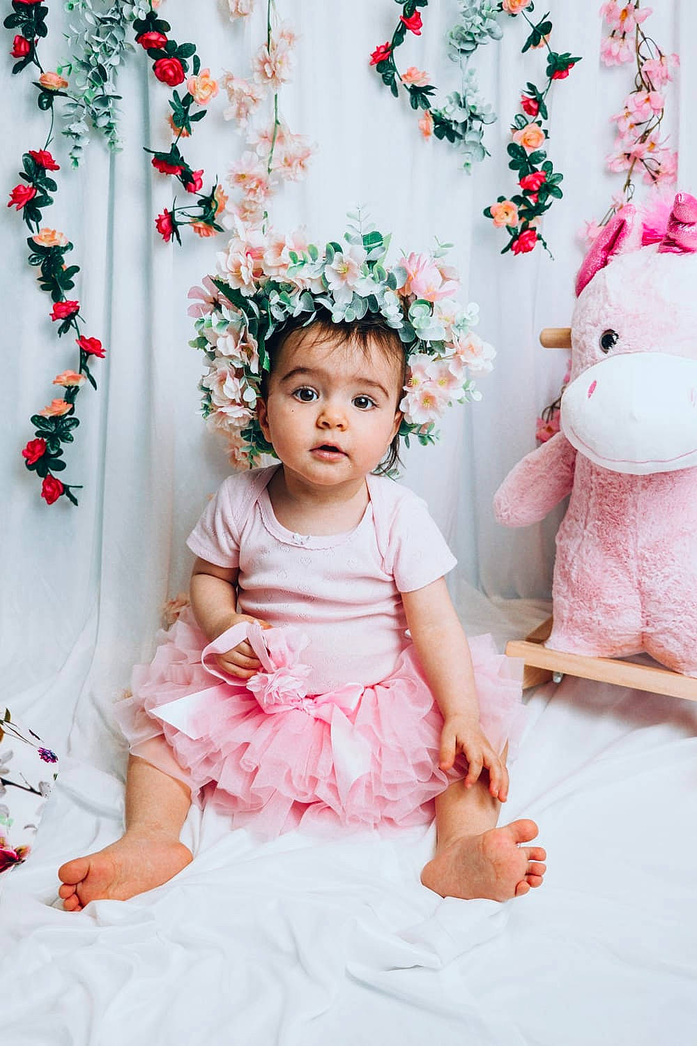 Sophia a rejoint le concours — aidez-le/la à gagner de superbes lots ! baby, baby_toddler_clothing, child, day_dress, dress, embellishment, event, flash_photography, flower, happy, magenta, person, petal, photograph, pink, plant, product, red, textile, toddler