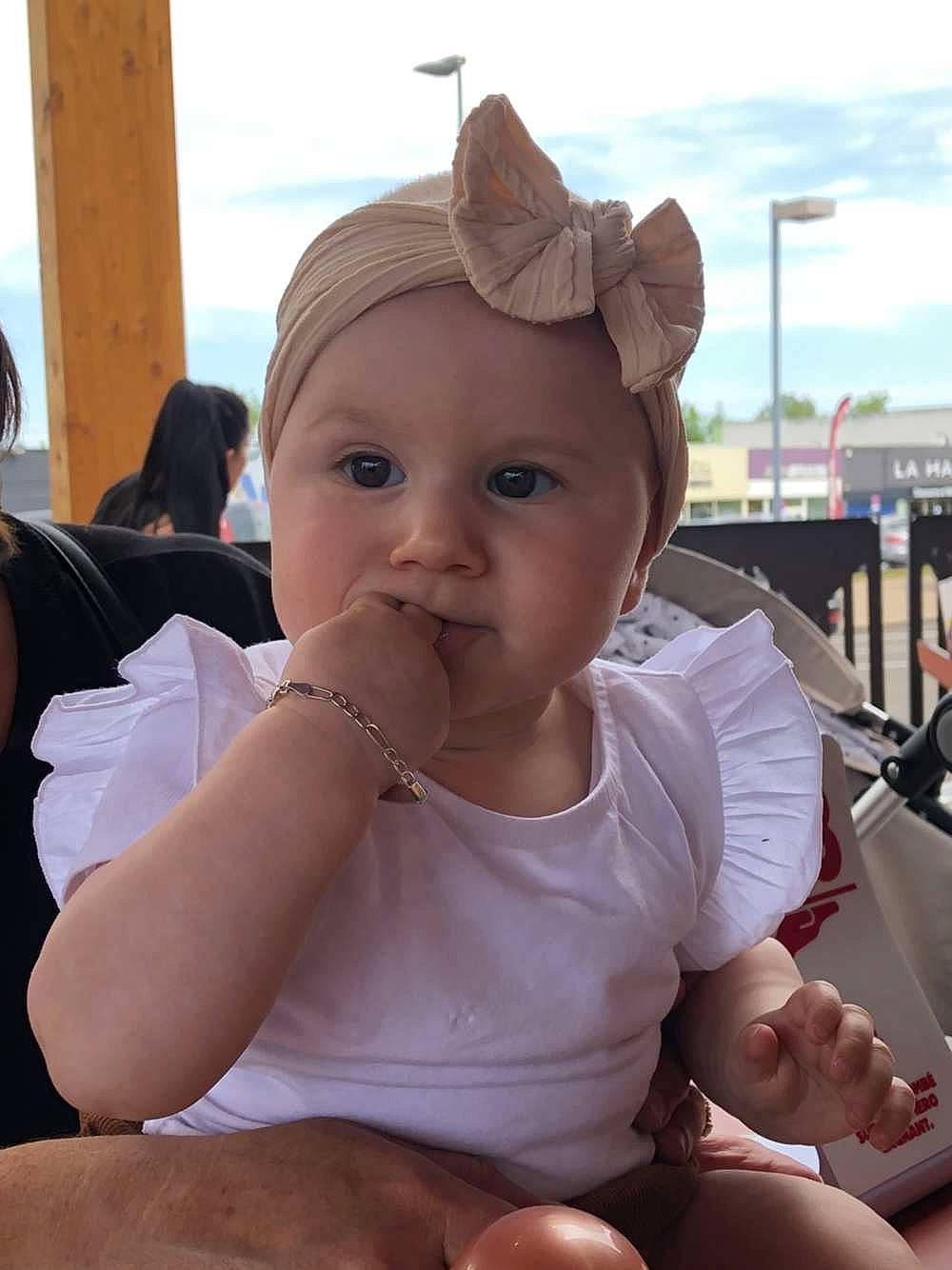 Kataleya a rejoint le concours — aidez-le/la à gagner de superbes lots ! baby, baby_toddler_clothing, cap, cheek, child, cloud, fashion_accessory, finger, fun, happy, hat, headwear, leisure, lip, person, recreation, sitting, skin, sky, sun_hat