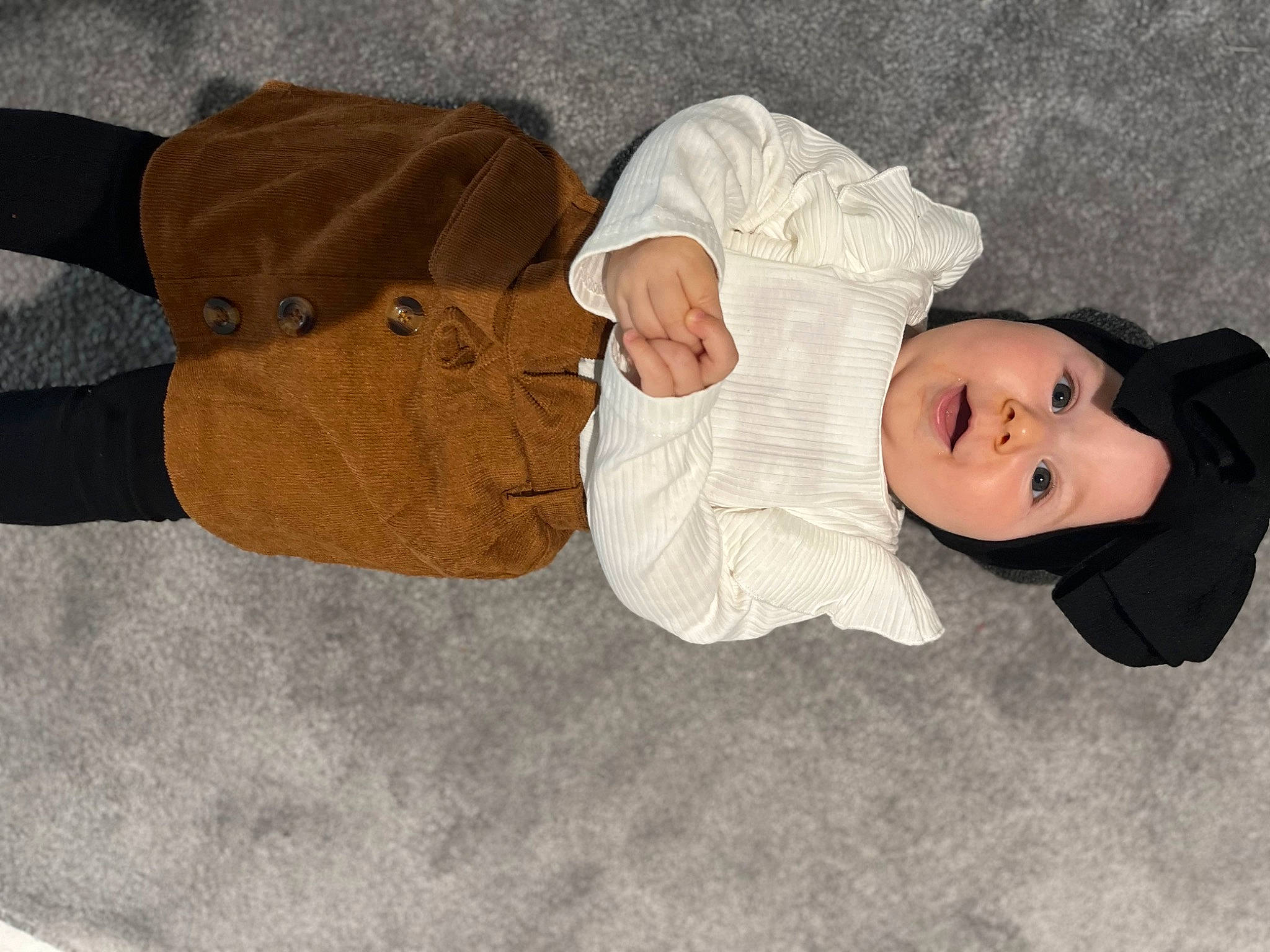Kataleya participe au concours pour gagner de l'argent avec cette photo : arm, baby, baby_products, baby_toddler_clothing, child, comfort, finger, flooring, hand, headwear, human_body, joint, leg, linens, outerwear, person, room, sleeve, surprise, textile